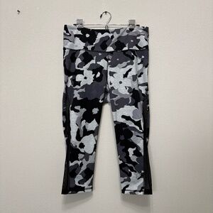 Old Navy Active High-Rise Go-Dry Cropped Leggings with Mesh - Gray Camo, XL